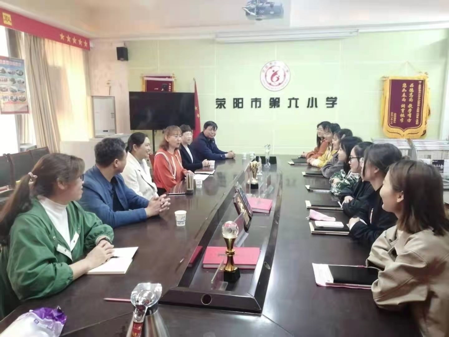 副院长张凤瑞和陈培霞老师与学生座谈交流.jpg 副院长张凤瑞和陈培霞老师与学生座谈交流.jpg