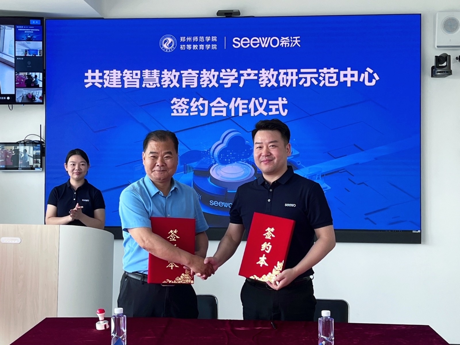 签约握手.jpg 签约握手.jpg