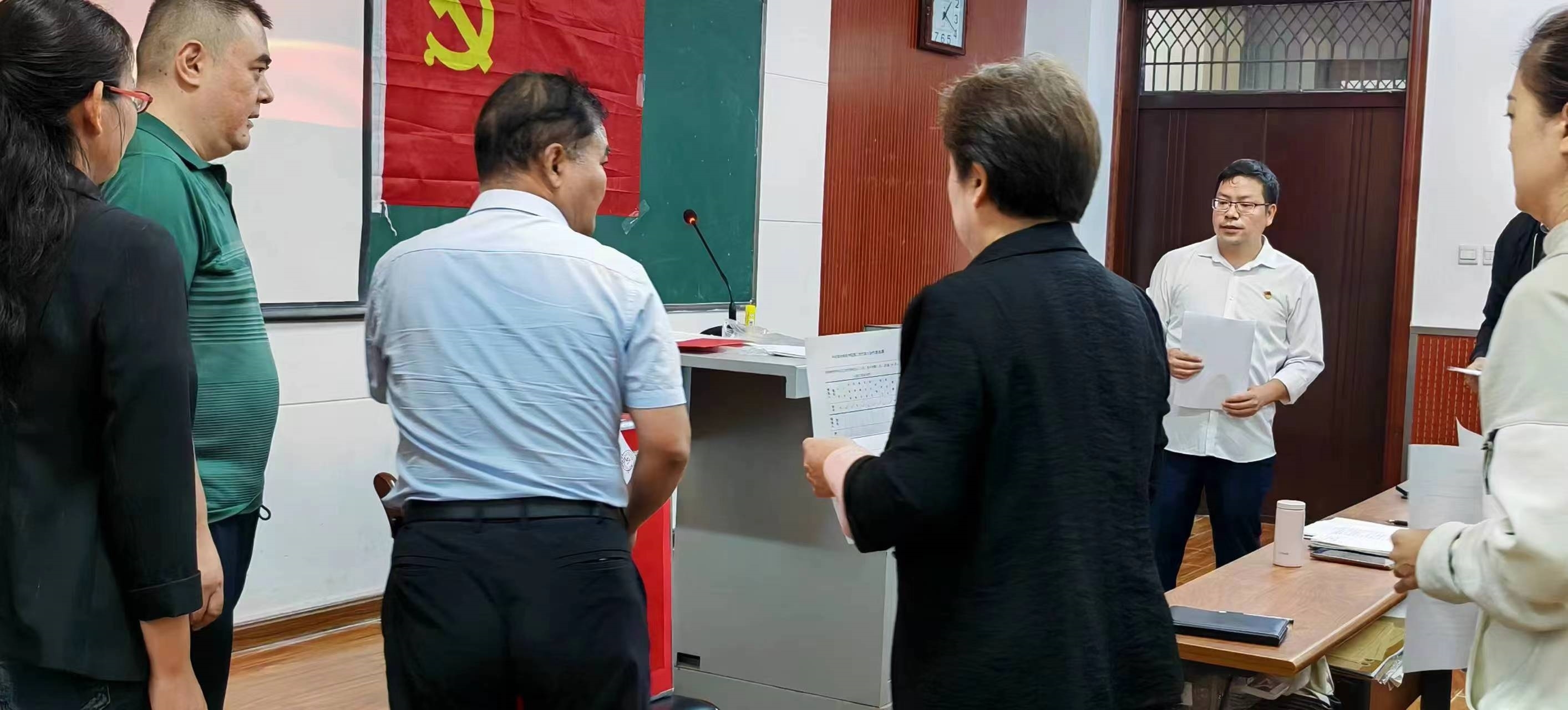 5.工作人员引导投票.jpg 5.工作人员引导投票.jpg