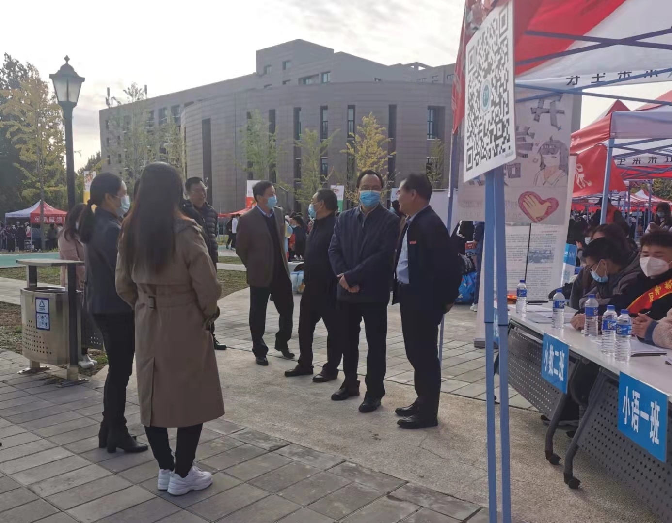 gz校领导深入我院迎新现场指导.jpg gz校领导深入我院迎新现场指导.jpg