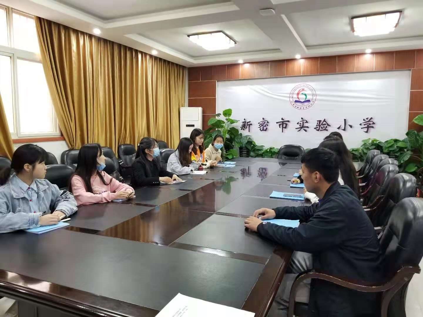 实习工作负责老师朱文彬与学生座谈交流.jpg 实习工作负责老师朱文彬与学生座谈交流.jpg