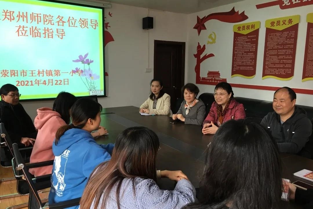 副院长冯建瑞、辅导员田芳及指导教师陈军宏、潘立军与学生座谈交流.jpg 副院长冯建瑞、辅导员田芳及指导教师陈军宏、潘立军与学生座谈交流.jpg