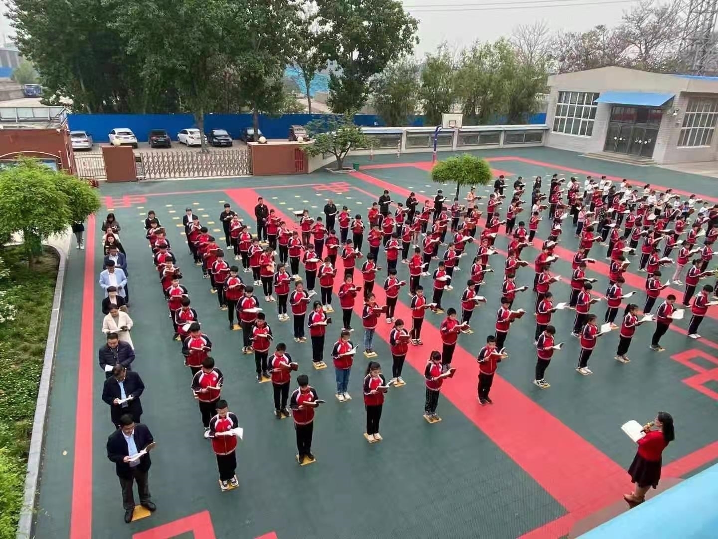 副院长张凤瑞和陈培霞老师参与荥阳市城关一小“读书日”活动.jpg 副院长张凤瑞和陈培霞老师参与荥阳市城关一小“读书日”活动.jpg